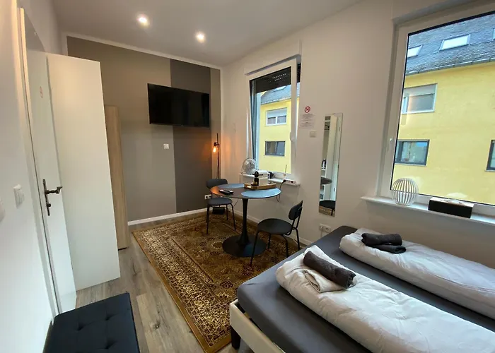 1 - Renovierte Am Rhein - Eigenes Bad, Kueche, Wifi Appartement *